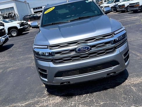 Used 2023 Ford Expedition Platinum AWD/4WD image 3