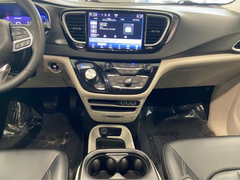 Used 2024 Chrysler Pacifica Touring-L FWD image 22