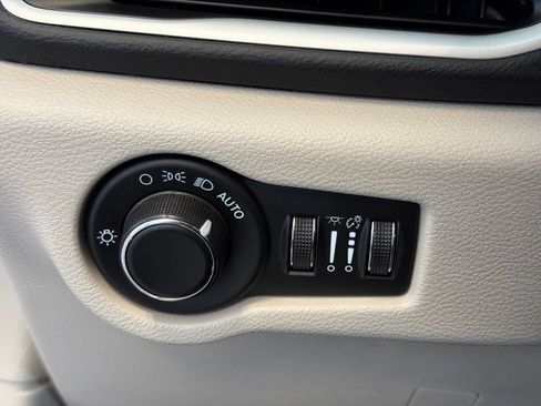 Used 2023 Chrysler Voyager LX FWD image 21