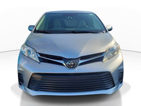 Used 2020 Toyota Sienna LE FWD image 2