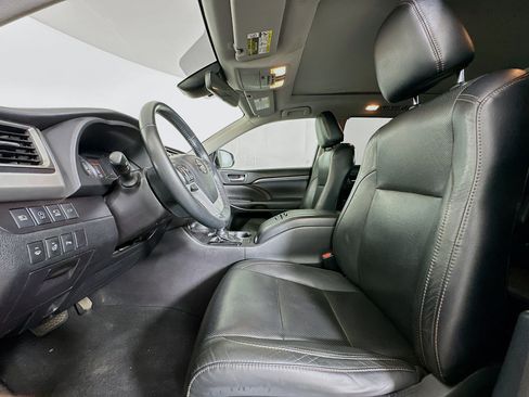 Used 2018 Toyota Highlander Limited Platinum FWD image 13