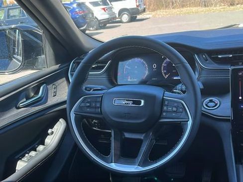 Used 2024 Jeep Grand Cherokee Limited image 21