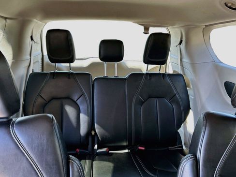 Used 2023 Chrysler Pacifica Touring-L FWD image 23
