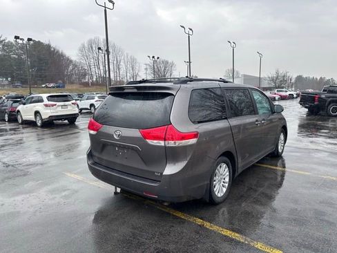 Used 2014 Toyota Sienna XLE image 3