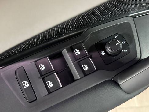 New 2025 Volkswagen Tiguan SE image 21