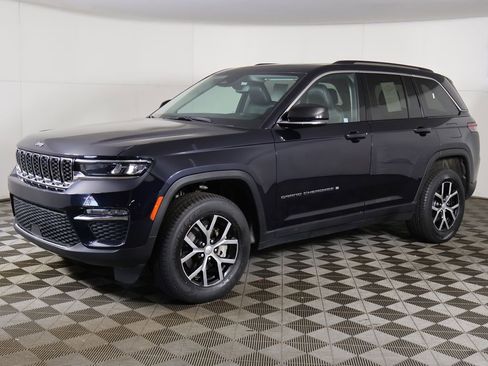 Used 2024 Jeep Grand Cherokee Limited AWD/4WD image 10