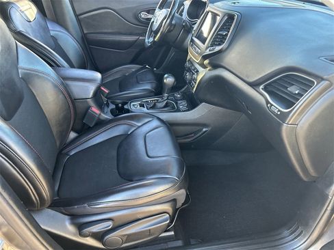 Used 2021 Jeep Cherokee Trailhawk image 9