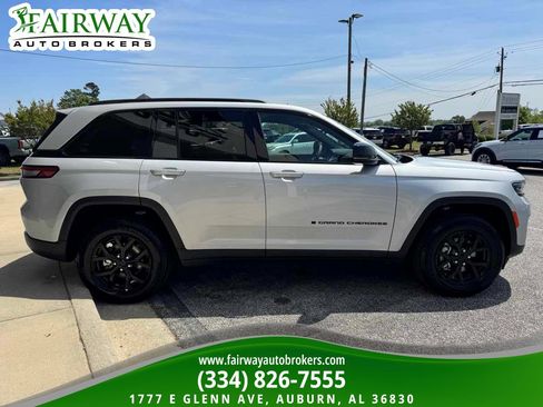 Used 2025 Jeep Grand Cherokee Altitude image 5