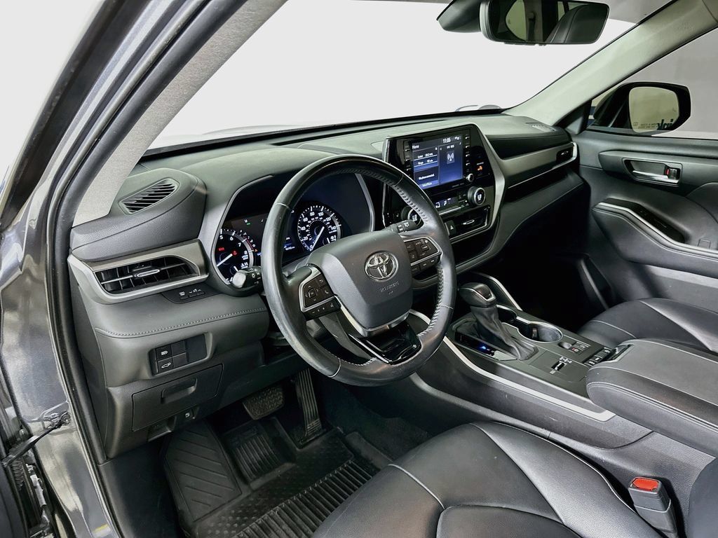 Used 2021 Toyota Highlander XLE FWD image 10