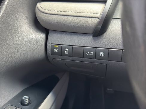 Used 2018 Toyota Camry LE image 24