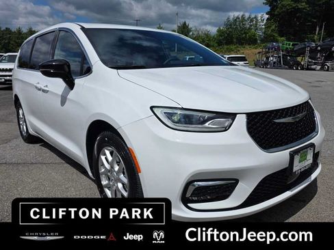 Used 2026 Chrysler Pacifica Select FWD image 3