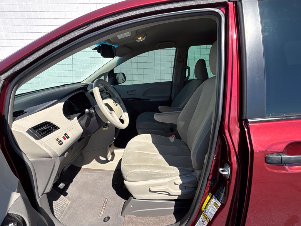 Used 2014 Toyota Sienna L FWD image 3