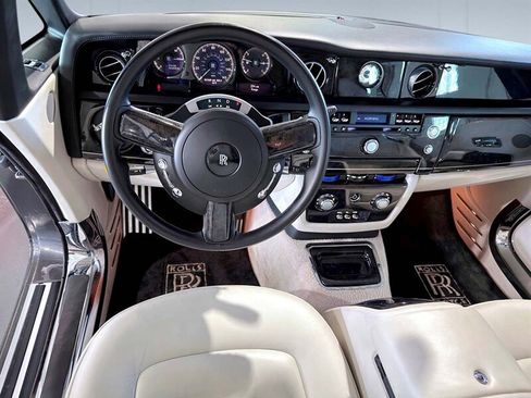 Used 2012 Rolls-Royce Phantom Drophead Coupe image 31