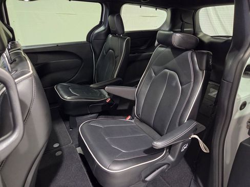 Certified 2025 Chrysler Pacifica Limited image 13