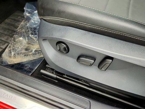 Used 2022 Volkswagen Taos SE w/ Panoramic Sunroof Package image 12