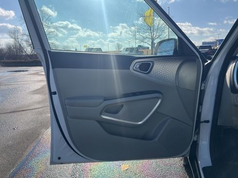 Used 2025 Kia Soul LX w/ LX Technology Package FWD image 8