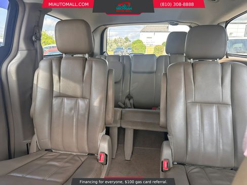 Used 2013 Chrysler Town & Country Touring FWD image 19
