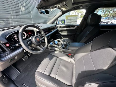 Used 2026 Porsche Cayenne E-Hybrid AWD/4WD image 4