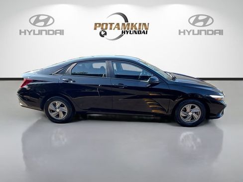 Used 2025 Hyundai Elantra SE FWD image 4