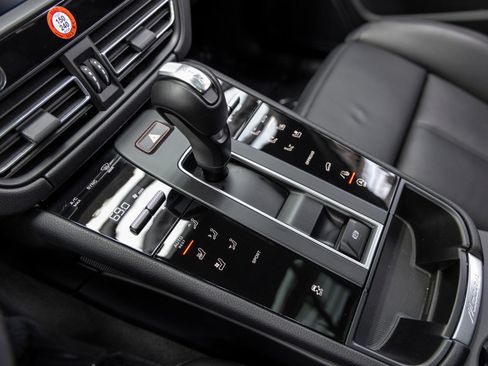 Certified 2026 Porsche Macan AWD/4WD image 37