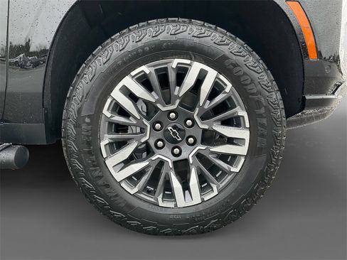 New 2026 Chevrolet Suburban Z71 w/ Comfort Package image 16