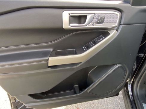 Used 2022 Ford Explorer Limited w/ Equipment Group 301A image 7