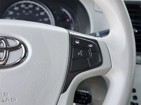 Used 2013 Toyota Sienna LE image 27