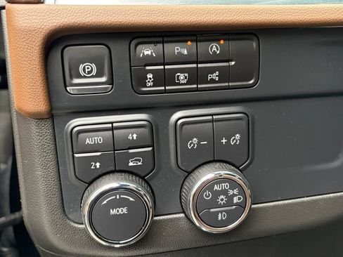 Used 2025 Chevrolet Suburban High Country AWD/4WD image 21