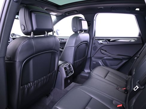 Certified 2025 Porsche Macan image 31