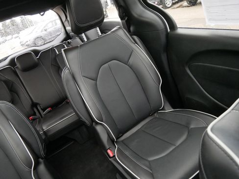 Used 2022 Chrysler Pacifica Limited w/ S Appearance Package image 14