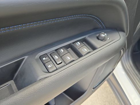 Used 2025 Jeep Compass Latitude w/ Altitude Special Edition AWD/4WD image 12