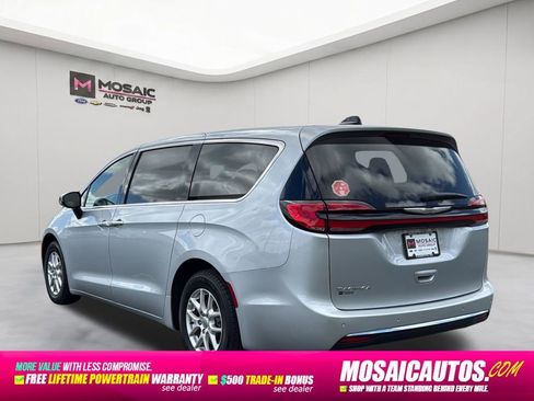 Used 2023 Chrysler Pacifica Touring-L FWD image 5