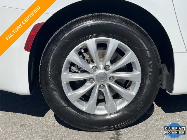 Used 2019 Chrysler Pacifica Touring-L FWD image 12