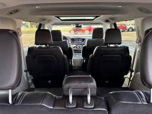 Used 2023 Chrysler Pacifica Touring-L AWD/4WD image 33