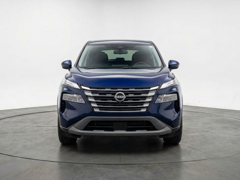 Used 2025 Nissan Rogue SV image 2