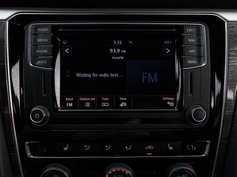 Used 2018 Volkswagen Passat 2.0T SE image 34