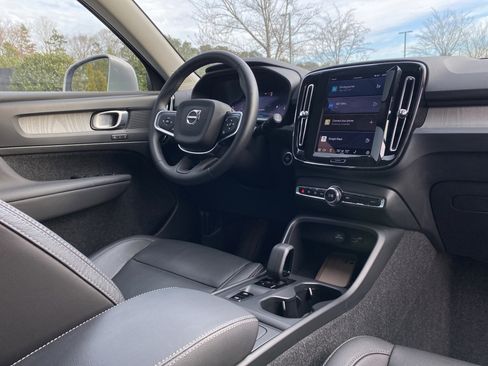 Used 2025 Volvo XC40 B5 Core image 6