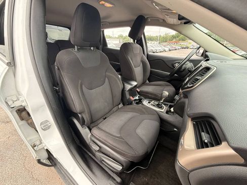 Used 2016 Jeep Cherokee Latitude w/ Comfort/Convenience Group FWD image 7