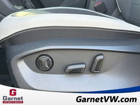 Certified 2025 Volkswagen Taos SE image 15