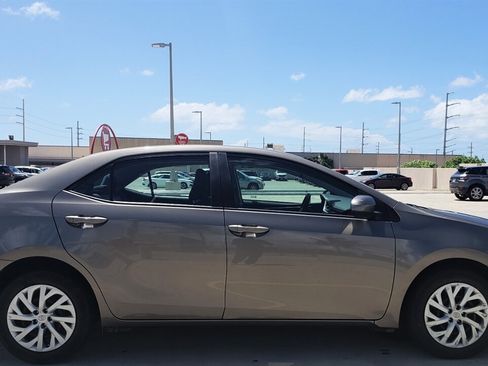Used 2018 Toyota Corolla LE image 5