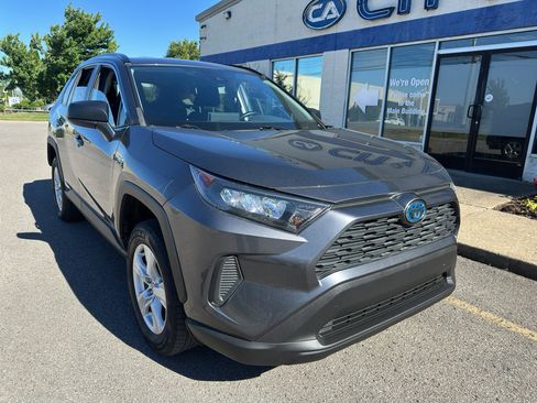 Used 2021 Toyota RAV4 LE AWD/4WD image 2