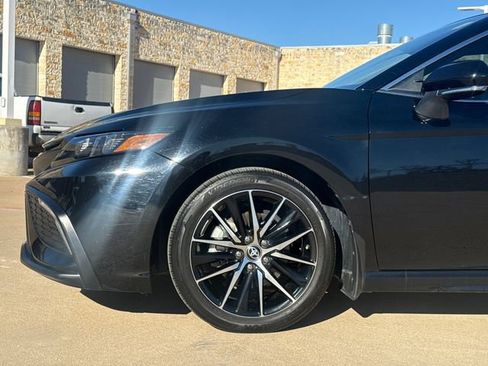Used 2024 Toyota Camry SE image 5
