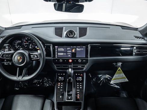 Certified 2025 Porsche Macan image 13