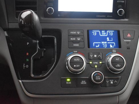 Used 2020 Toyota Sienna XLE image 27