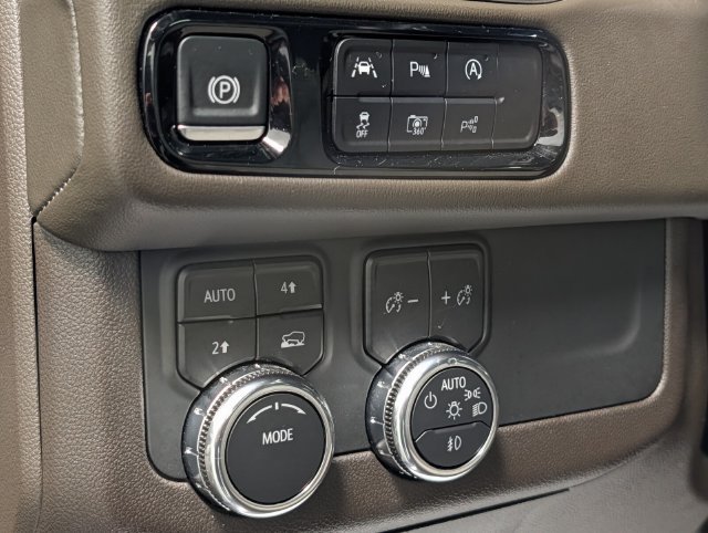 Used 2025 GMC Yukon Elevation w/ Technology Package AWD/4WD image 19