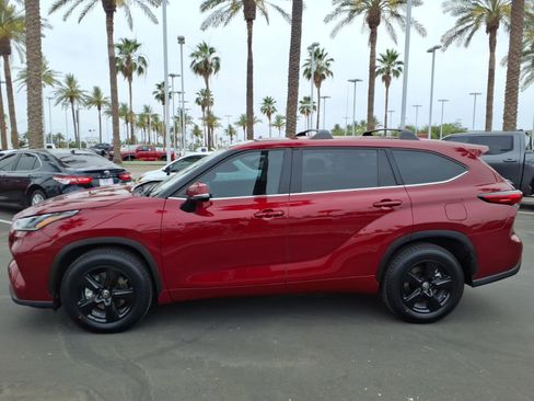 Used 2021 Toyota Highlander LE FWD image 3