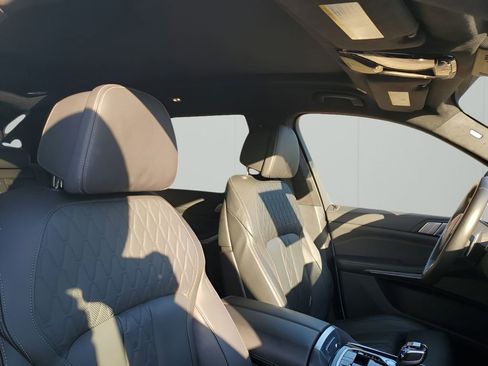 Used 2022 BMW X7 xDrive40i w/ M Sport Package image 15