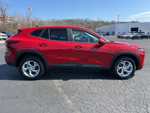New 2026 Chevrolet Trax LS w/ LS Convenience Package FWD image 4