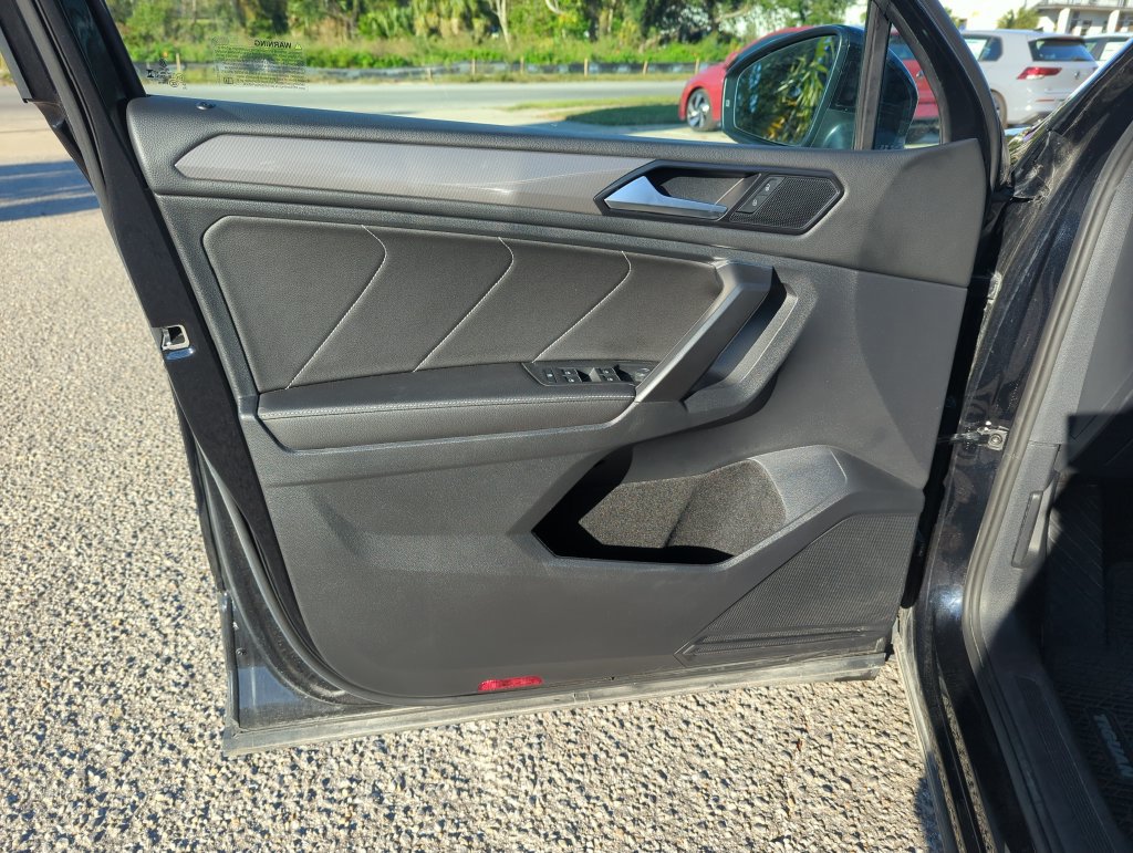 Used 2023 Volkswagen Tiguan SE w/ Panoramic Sunroof Package FWD image 16
