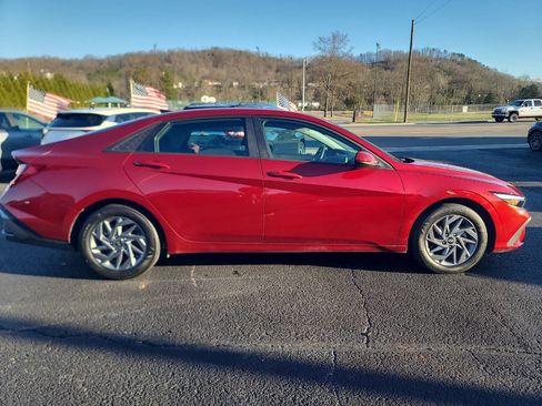 Used 2024 Hyundai Elantra SEL image 9
